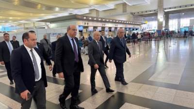 وزير الطيران المدني في جولة تفقدية لمطار القاهرة الدولي ويهنئ العاملين في مختلف مواقع العمل بالمطار