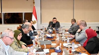 وزير الإسكان يجتمع بنواب ومساعدي هيئة المجتمعات العمرانية الجديدة لمتابعة سير العمل