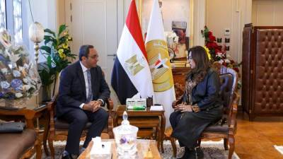 وزيرة التنمية تتابع مع محافظ قنا مشروعات الخطة الاستثمارية والتوسع فى أسواق "اليوم الواحد" لتوفير السلع