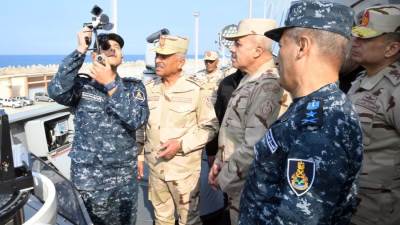 وزير الدفاع والإنتاج الحربى يتفقد قاعدة الإسكندرية البحرية ويلتقى بعدد من المقاتلين