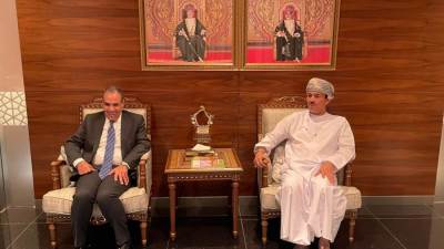 وزير الخارجية يبحث مع نظيره العماني حالة التوتر والتصعيد في البحر الأحمر