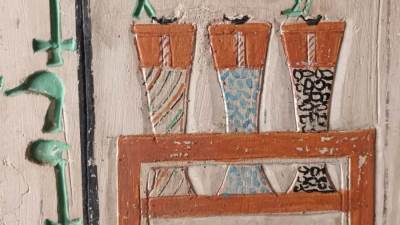 اكتشاف مصطبة طبيب ملكى من الدولة القديمة بسقارة ونقوش ورسومات فريدة تزين بابها