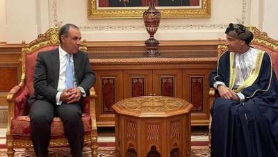 وزير الخارجية والهجرة يلتقي مع نائب رئيس الوزراء لشئون مجلس الوزراء بسلطنة عُمان
