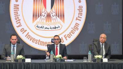 وزير الاستثمار والتجارة الخارجية يعقد لقاءا موسعا مع رؤساء وأعضاء المجالس التصديرية