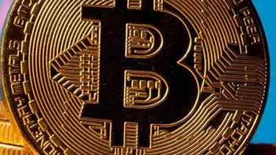 بيتكوين يهبط إلى ما دون 98 ألف دولار في تعاملات متقلبة