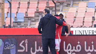 طبيب الأهلي: يحيي عطية الله تعرض لكدمة في الوجه خلال مواجهة سموحة