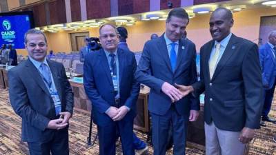 وزير الزراعة يلتقي و بعض نظراءه من الدول الأفريقية على هامش مشاركته في قمة الاتحاد الأفريقي الاستثنائية للتنمية الزراعية