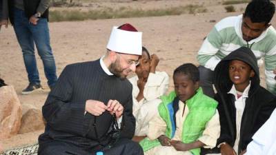 وزير الأوقاف يلتقي أبناء الوطن الكرام في جبل علبة في حلايب ويصلي معهم العصر