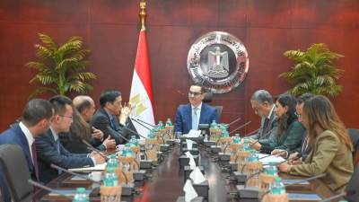 وزير الاستثمار والتجارة الخارجية يلتقي ممثلي شركة كينجدم للكتان لاستعراض مشروع الشركة لإنشاء مصنع لصناعة الكتان