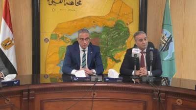 رئيس حماية المستهلك ومحافظ الفيوم يبحثا مع الغرفة التجارية بالمحافظة مدي وفرة وإتاحة السلع بالأسواق