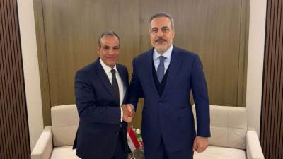 وزير الخارجية والهجرة يلتقي مع نظيره التركي على هامش اجتماعات الرياض بشأن سوريا