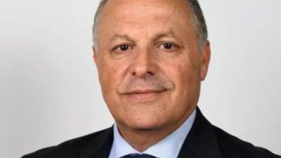 رئيس اتحاد كرة القدم يطمئن على سلامة بعثة "بيراميدز" بأنجولا