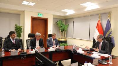 وزير الاتصالات يبحث مع وفد من اتحاد الصناعات فى ولاية بافاريا الألمانية جذب الاستثمارات وتعزيز التعاون