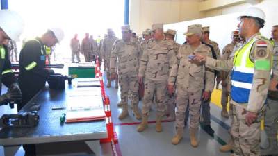 وزير الدفاع والإنتاج الحربى يتفقد أحد تشكيلات قوات الدفاع الجوى ويلتقى عدداً من المقاتلين