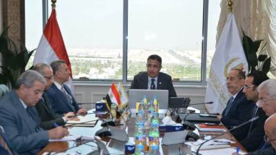 وزير التموين يجتمع مع شركات الزيوت لمتابعة موقف الإنتاج والتشغيل واستعراض خطط التوسع وزيادة المعروض من الزيوت الغذائية بالأسواق