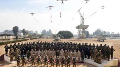 الفريق أحمد خليفة رئيس أركان حرب القوات المسلحة يتفقد عدداً من الأنشطة التدريبية لقوات المظلات