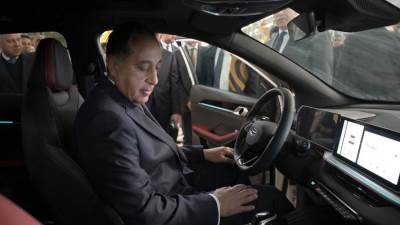 رئيس الوزراء يتجول بمصنع تجميع سيارات "جيلي" بمدينة السادس من أكتوبر.. ويؤكد اهتمام الدولة بملف الصناعة وخاصة صناعة السيارات 