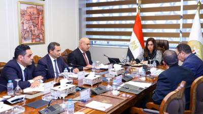 وزيرة التنمية تتابع مع قطاع المحليات ملفات التصالح علي مخالفات البناء وتقييم القيادات بالمحافظات