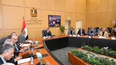 وزير الإسكان يتابع موقف مشروعات مياه الشرب والصرف الصحي