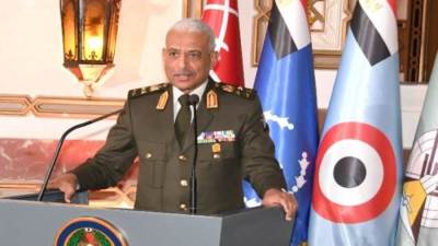 وزير الدفاع والإنتاج الحربى يشهد حفل تخرج دورة التمثيل الدبلوماسى العسكرى المصرى بالخارج