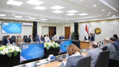 وزير قطاع الأعمال يعقد اجتماعه الدوري برؤساء شركات القطن والغزل والنسيج