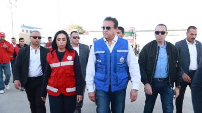 نائب رئيس الوزراء وزير الصحة ووزيرة التضامن يتفقدان مخزن الهلال الأحمر الاستراتيجي والمركز اللوجستي لدعم غزة