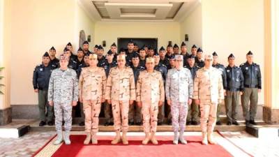 وزير الدفاع يتفقد إحدى القواعد الجوية ويلتقى عددا من المقاتلين