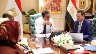 وزير الصحة يعقد اجتماعا مع شركة "سيرفيه الفرنسية" لبحث تعزيز الاستثمارات بمجال الدواء