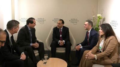 رئيس الوزراء يلتقي نائب الرئيس التنفيذي ومدير العمليات في شركة "كوكاكولا"