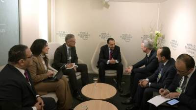 رئيس الوزراء يلتقي عضو مجلس الإدارة ورئيس إدارتي التكنولوجيا والاستراتيجيات بشركة "سيمنز" الألمانية