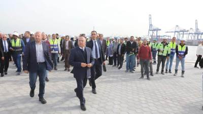 نائب رئيس الوزراء يتفقد معدلات تنفيذ مشروعات التطوير بمينائى الإسكندرية والدخيلة