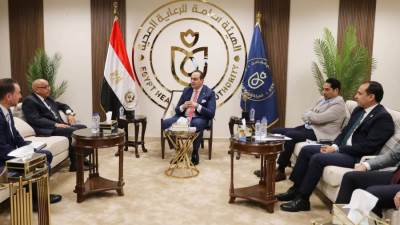 رئيس الرعاية الصحية يلتقي رئيس شعبة الأدوية باتحاد الغرف التجارية ووفدًا من شركة سيرفيه الفرنسية لبحث التعاون