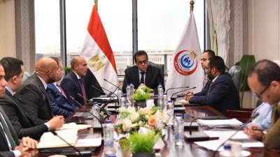وزير الصحة يبحث سبل التعاون وخطط العمل المشترك مع شركة استرازينكا
