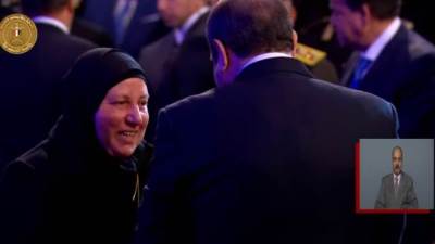 أم البطل عمر القاضى تهدى الرئيس السيسى سلسلة خاصة بالشهيد