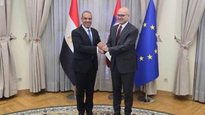 وزير الخارجية والهجرة يلتقي برئيس وزراء صربيـا