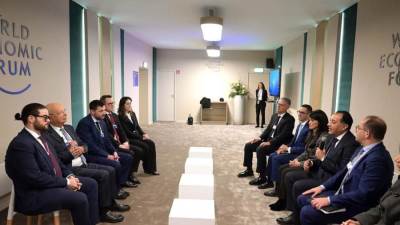 رئيس الوزراء يلتقي مؤسس المنتدى الاقتصادي العالمي ورئيسه التنفيذي