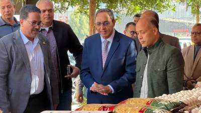 محافظ قنا يتفقد مبادرة" كلنا واحد" لتوفير احتياجات المواطنين بأسعار مخفضة