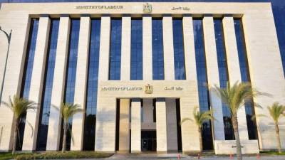 وزارة العمل: الإيقاف والتحقيق مع مفتش و 2 موظفين طلبوا رشوة في الإسكندرية