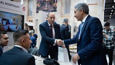 وزير السياحة يقوم بجولة في الجناح المصري المُشارك في المعرض السياحي الدولي FITUR2025