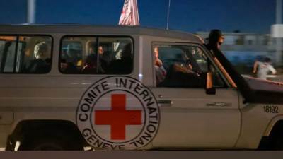 "حماس" تسلم 4 مجندات إسرائيليات للصليب الأحمر في إطار صفقة تبادل الأسرى