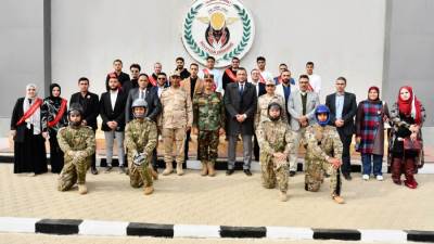 قيادة قوات الدفاع الشعبى والعسكرى وإدارة الشئون المعنوية للقوات المسلحة تنظمان زيارة لوفد من الإعلاميين وطلبة الجامعات لقيادة قوات المظلات