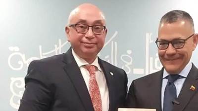 وزير ثقافة فنزويلا يحتفل بصدور كتابه في معرض القاهرة الدولي للكتاب