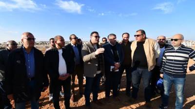 وزير الاسكان يتفقد رفع كفاءة الطرق والمحاور والمشروعات الجارية بالأراضي المضافة لمدينة الشروق