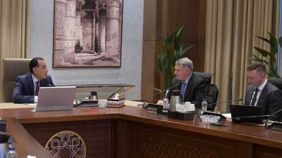 رئيس الوزراء يلتقي مسئولي شركة "شيفرون" العالمية لبحث تعزيز سُبل التعاون المشترك