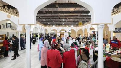 إقبال كبير من الزوار على جناح الأزهر بمعرض الكتاب في اليوم الثالث لمتابعة الأنشطة المتميزة