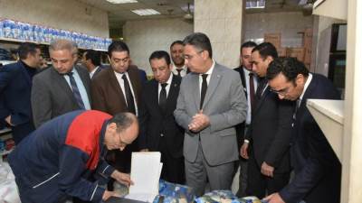 وزير التموين في جولة ميدانية مفاجئة بالجيزة للاطمئنان على توافر الخبز والسلع الأساسية وتشديد الرقابة على الأسواق