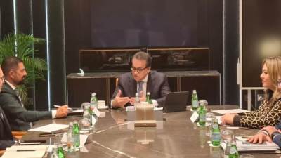 وزير الصحة يبحث مع شركة «فياتريس» التوسع بملف الاستثمارات وتوطين صناعة الدواء