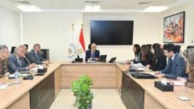 وزير الرى يبحث مع الوكالة الفرنسية للتنمية التعاون بقطاع الموارد المائية