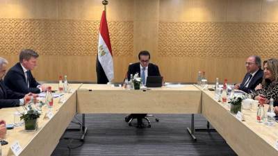 نائب رئيس مجلس الوزراء وزير الصحة يبحث مع ممثلي شركة «Elekta» التعاون للتوسع في مراكز العلاج الإشعاعي 