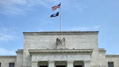 الاحتياطي الفيدرالي الأمريكي يثبت أسعار الفائدة عند 4.25-4.50%